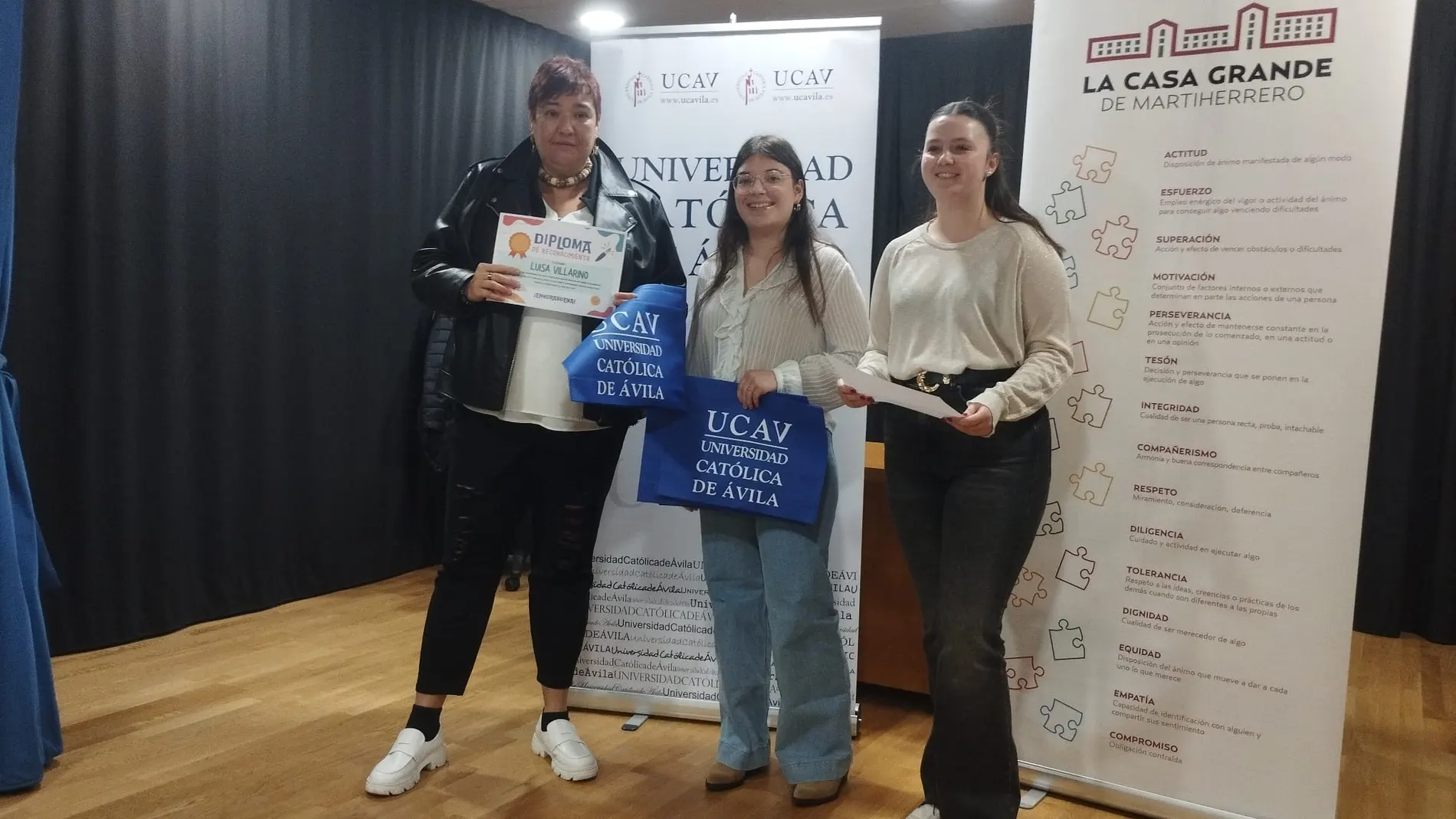 Entrega de diplomas por parte de la UCAV