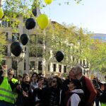 La familia del taxista muerto lanza unos globos negros y amarillos al cielo