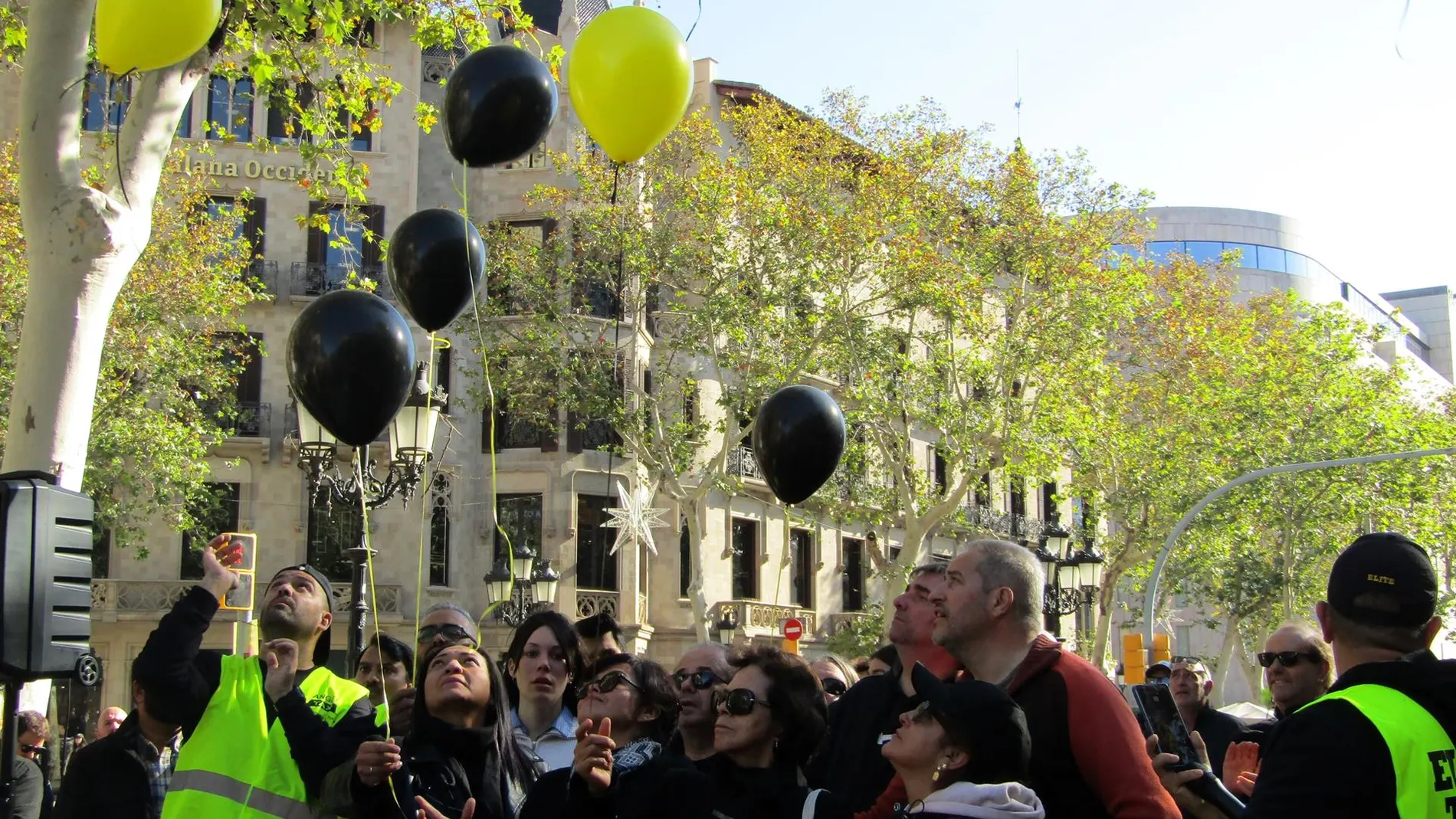 La familia del taxista muerto lanza unos globos negros y amarillos al cielo