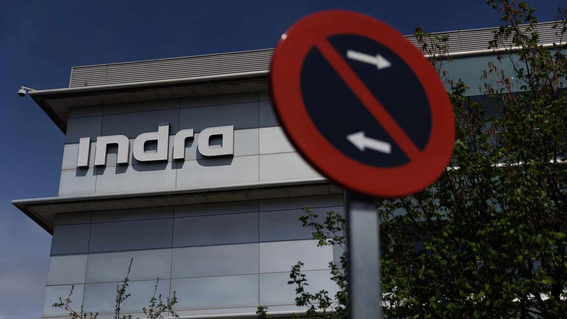 Fachada de la sede de Indra, en Madrid (España).