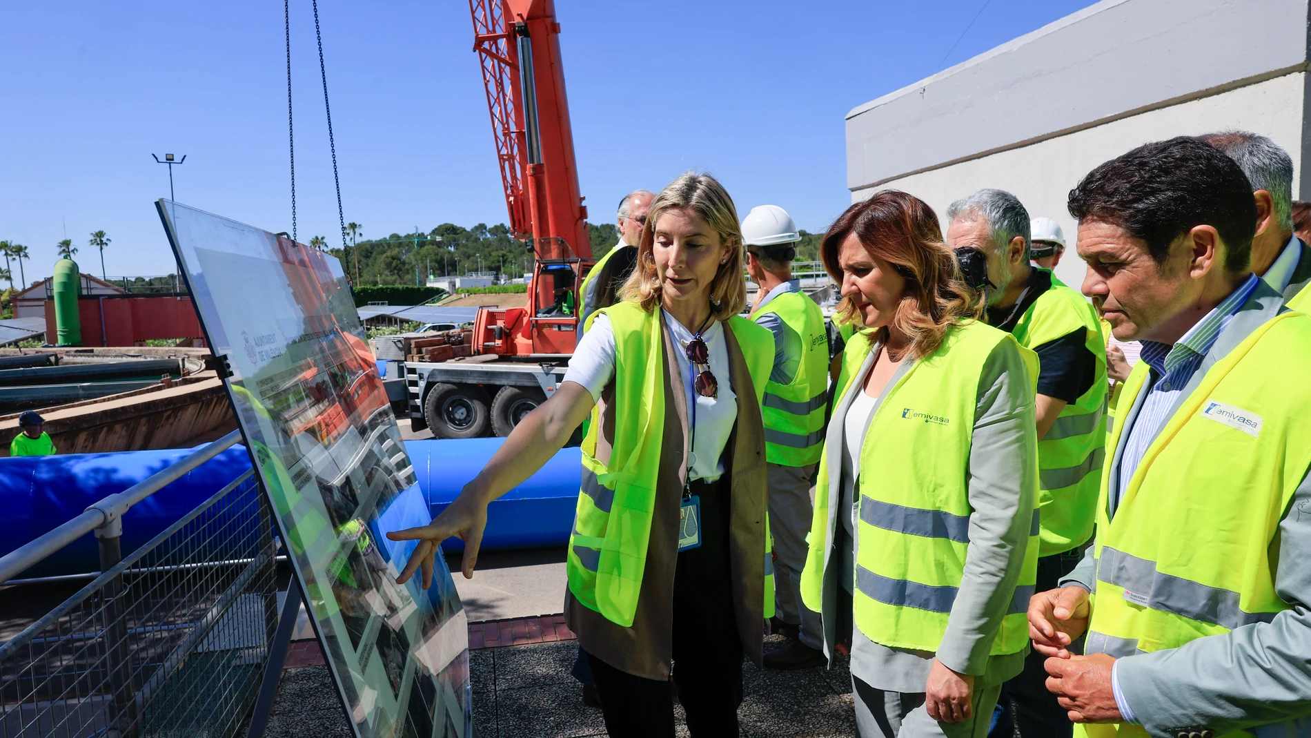 MANISES (VALENCIA), 20/05/2025.- La alcaldesa de València, María José Catalá (2d), visita la obras que permitirán aumentar la capacidad de captación de la toma del rio Turia a la planta potabilizadora de Manises, este martes. EFE/ Kai Forsterling