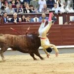 Cogida de 'El Mene' en el quinto