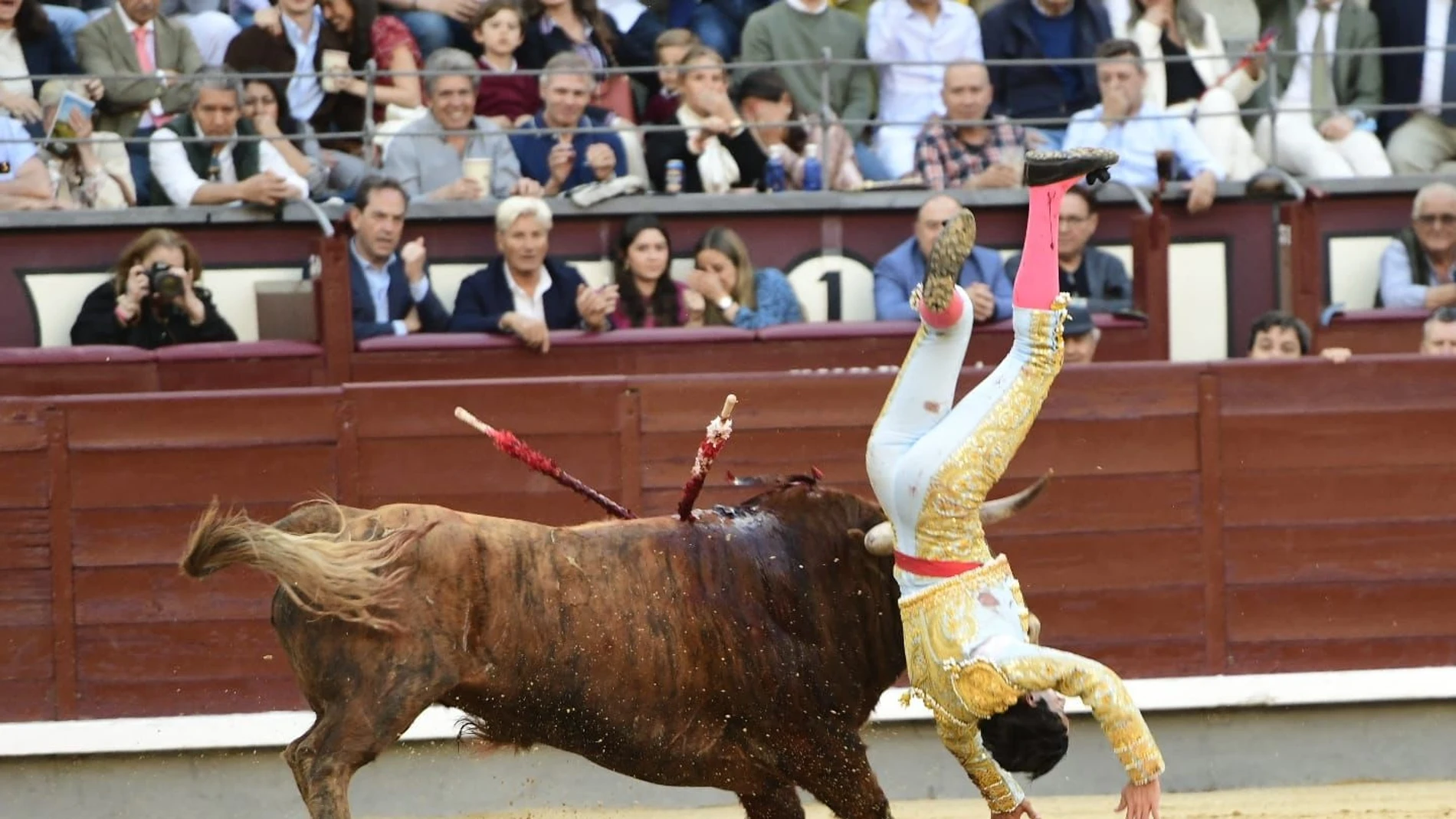 Cogida de 'El Mene' en el quinto
