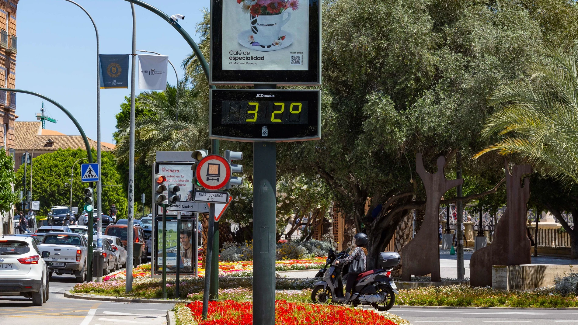 MURCIA, 20/05/2025.- Un termómetro de la plaza del Plano de San Francisco de Murcia marca 32 grados este martes. La Agencia Estatal de Meteorología prevé para este martes en la Región de Murcia cielos poco nubosos o despejados, temperaturas con cambios ligeros. La temperatura máxima la registrará Murcia con 33 grados, y la mínima Caravaca de la Cruz con 11. EFE/Marcial Guillén