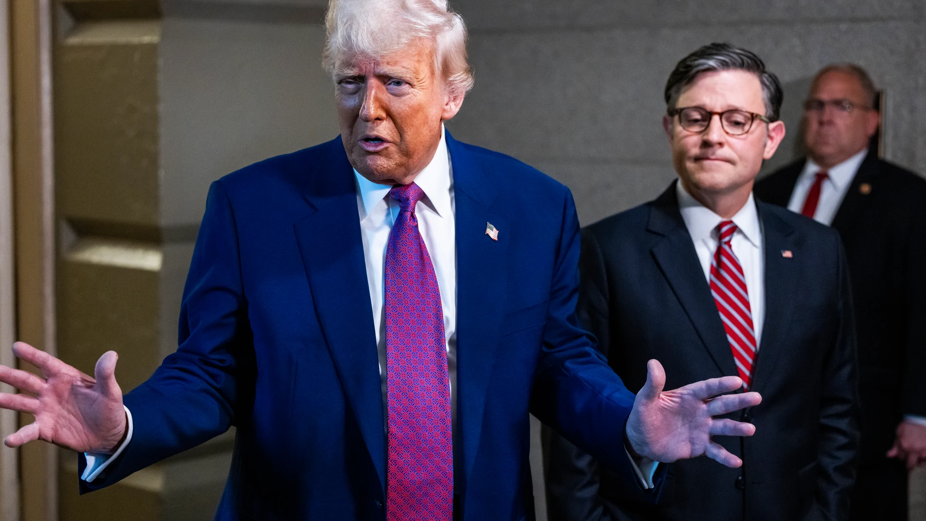 WASHINGTON (United States), 20/05/2025.- US President Donald Trump (L), alongside Republican Speaker of the House Mike Johnson (R), speaks to the media after his meeting with House Republicans about his so-called 'big beautiful bill' in Washington, DC, USA, 20 May 2025. Trump is hoping to unify Republican lawmakers to get behind the bill, which would extend his tax cuts from 2017. EFE/EPA/JIM LO SCALZO
