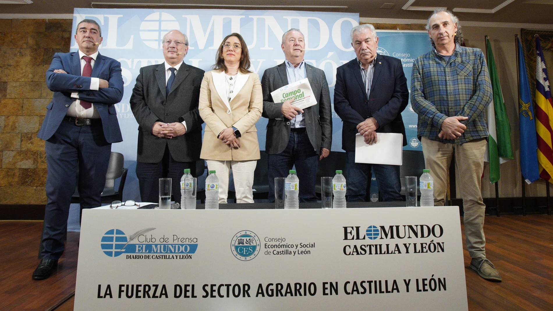 El director del el diario El Mundo de Castilla y León, Pablo Lago; el presidente del Consejo Económico y Social de Castilla y León, Enrique Cabrero; la consejera de Agricultura, Ganadería y Desarrollo Rural, María González Corral, el presidente de Asaja Castilla y León, Donaciano Dujo; el secretario general de UPA-COAG, Aurelio González; y el coordinador de la Unión de Campesinos de Castilla y León, UCCL, Jesús Manuel González Palacín