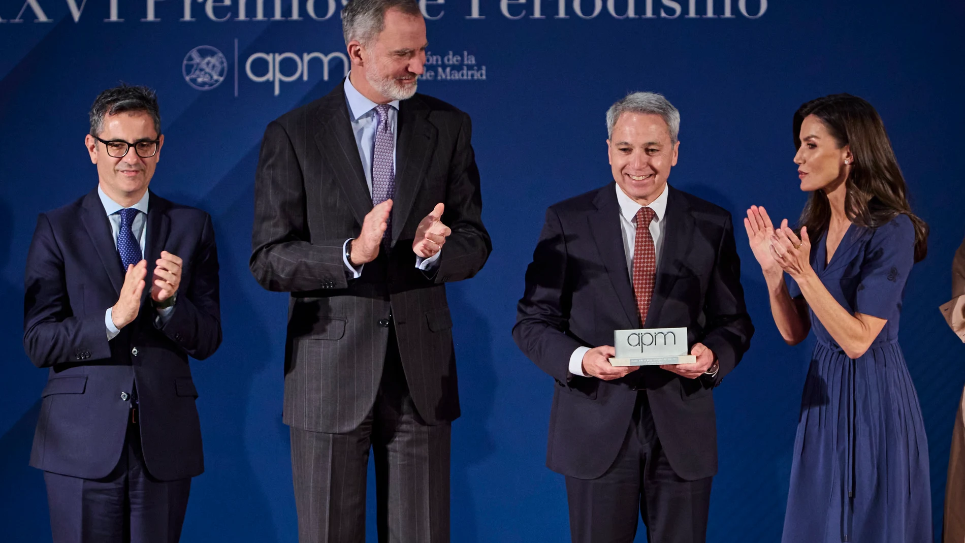 Sus Majestades los Reyes Don Felipe y Doña Letizia presiden la entrega de los Premios de la Asociación de la Prensa de Madrid que, en su 86ª edición, han reconocido las trayectorias de Fernando Ónega, Vicente Vallés, Irene Dorta y Ana del Barrio, así como la celebración de su 130º aniversario. © Alberto R. Roldán / Diario La Razón. 20 05 2025