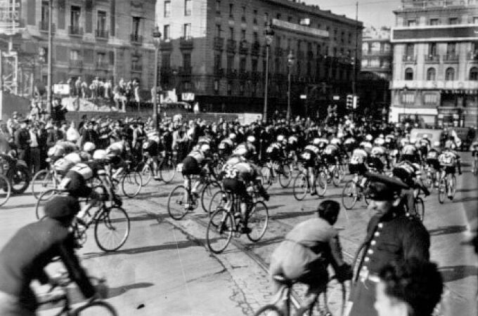 Fotografía histórica de la Vuelta a España de 1935 arrancando en Madrid