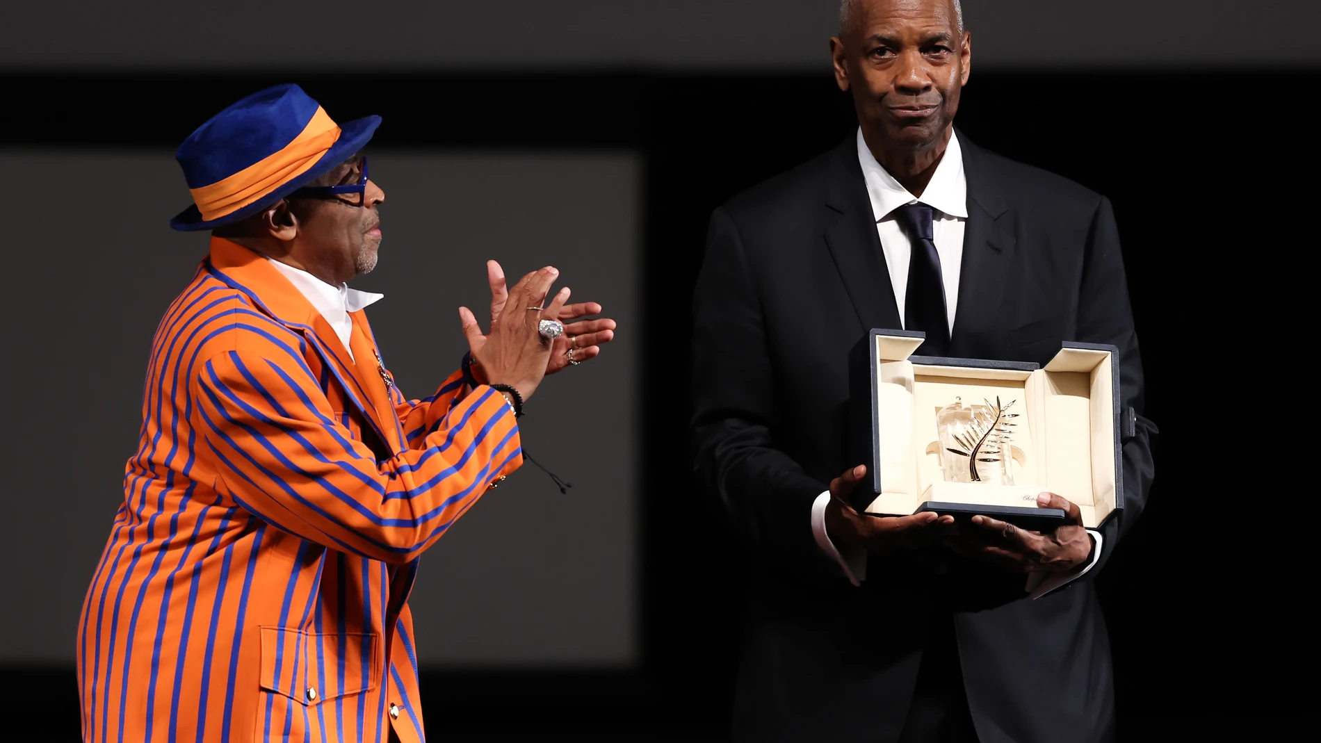 CANNES (France), 19/05/2025.- US actor Denzel Washington (R) receives the Honorary Palme d'Or from US director and executive producer Spike Lee ahead of the screening of the film "Highest 2 Lowest" during the 78th annual Cannes Film Festival, in Cannes, France, 19 May 2025. The film festival runs from 13 to 24 May 2025. (Cine, Francia) EFE/EPA/SAMEER AL-DOUMY / POOL MAXPPP OUT