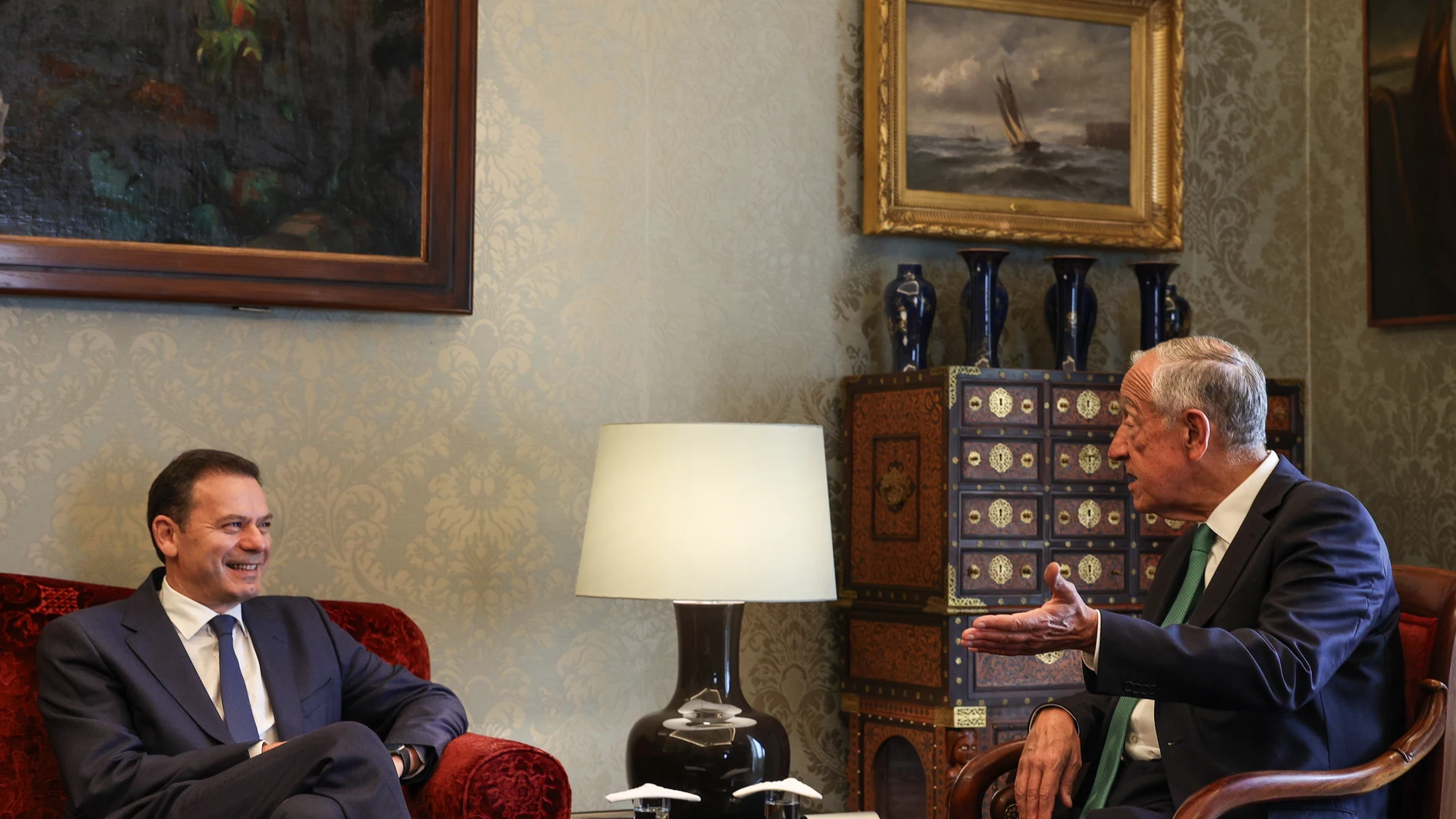 Lisbon (Portugal), 20/05/2025.- Portuguese Prime Minister and Social Democratic Party (PSD) president, Luis Montenegro (L), meets with President Marcelo Rebelo de Sousa (R) to discuss the results of the legislative elections in Belem Palace, Lisbon, Portugal, 20 May 2025. Portugal held early parliamentary elections on 18 May. (Elecciones, Lisboa) EFE/EPA/TIAGO PETINGA