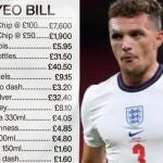 Kieran Trippier junto a la factura del club