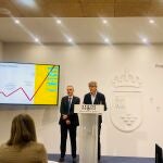 El consejero de Economía, Hacienda, Fondos Europeos y Transformación Digital, Luis Alberto, junto con el decano de la Facultad de Economía y Empresa de la UMU, Samuel Baixauli