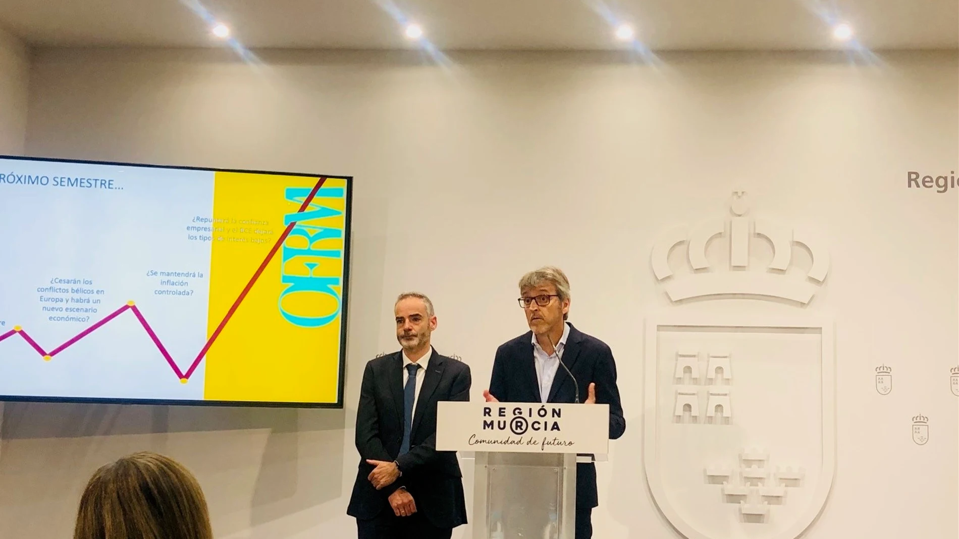 El consejero de Economía, Hacienda, Fondos Europeos y Transformación Digital, Luis Alberto, junto con el decano de la Facultad de Economía y Empresa de la UMU, Samuel Baixauli EUROPA PRESS 20/05/2025