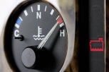 Por qué es importante la temperatura del motor durante un cambio de aceite