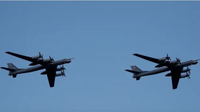 Dos bombarderos estratégicos TU-95MS sobre el Mar de Barens