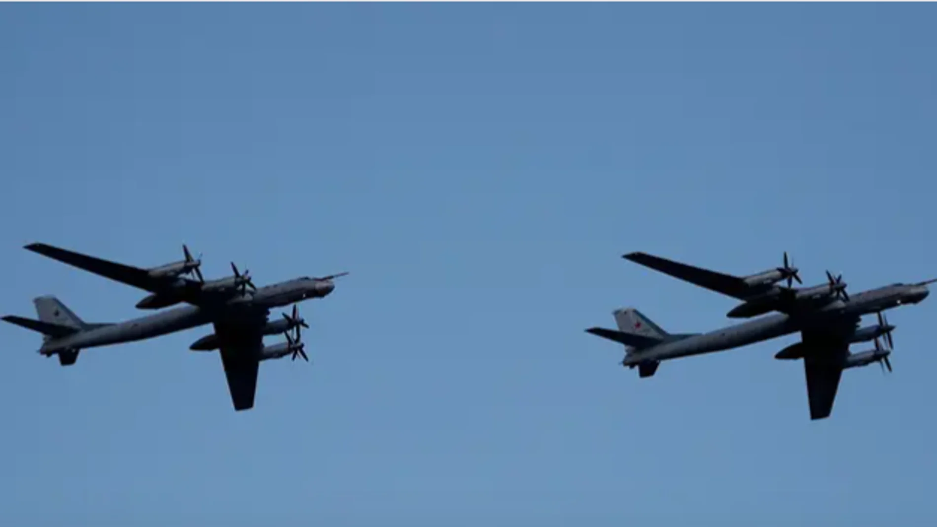 Dos bombarderos estratégicos TU-95MS sobre el Mar de Barens