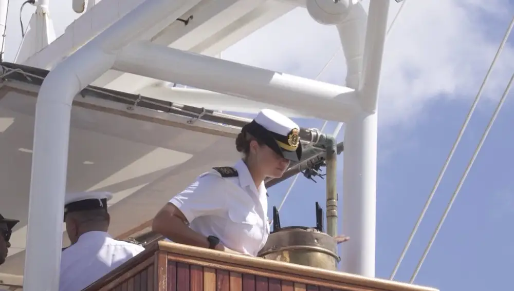 La Princesa Leonor, en la torre de mando del Juan Sebastián Elcano a su llegada a República Dominicana