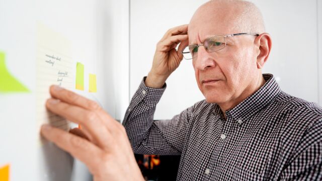 Qué significa olvidar los nombres de las personas, según la psicología