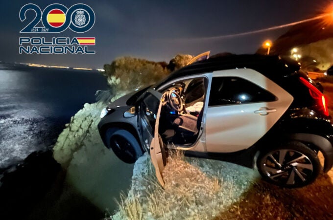 La Policía Nacional evita que una mujer se precipitara por un acantilado con su vehículo