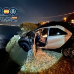 La Policía Nacional evita que una mujer se precipitara por un acantilado con su vehículo