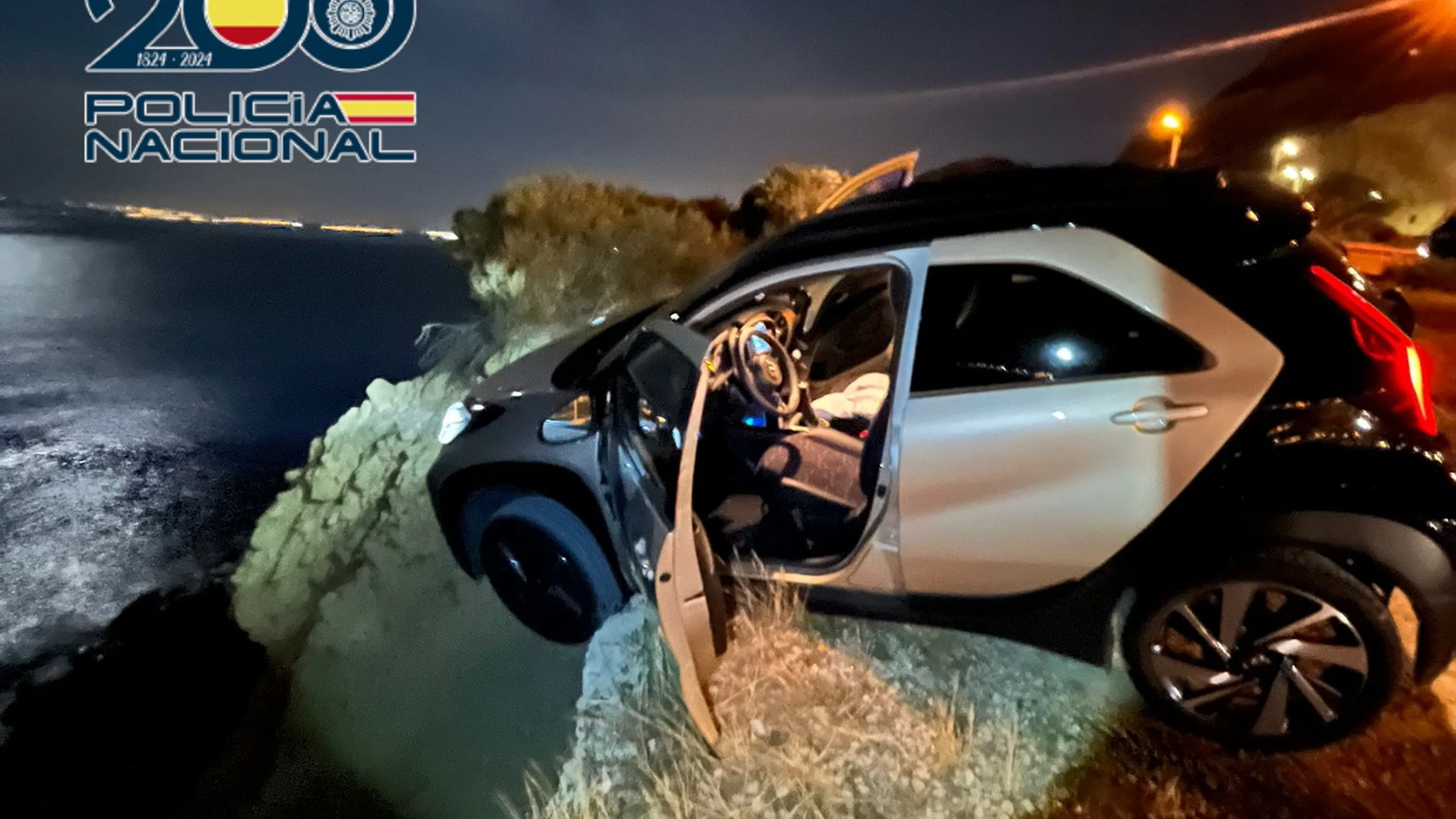ALICANTE, 20/05/2025.- La Policía Nacional ha salvado la vida de una mujer de 48 años en Alicante al evitar que se precipitara con su vehículo al vacío desde un acantilado cercano a una conocida playa, según han informado este martes fuentes del cuerpo en un comunicado. EFE/ Policía Nacional / ***SOLO USO EDITORIAL/SOLO DISPONIBLE PARA ILUSTRAR LA NOTICIA QUE ACOMPAÑA (CRÉDITO OBLIGATORIO)***