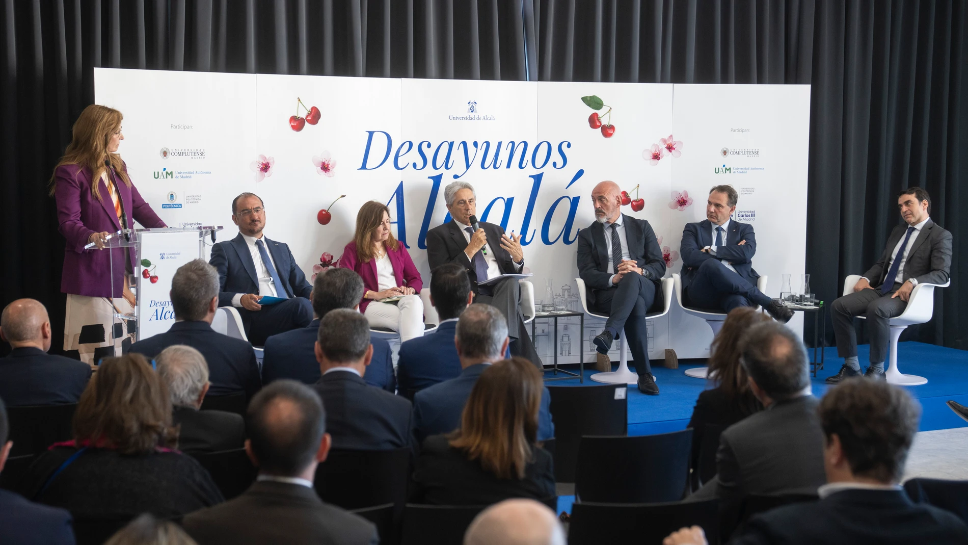 Desayunos Alcalá. Los seis rectores de las universidades públicas (Complutense, Autónoma, Carlos III, Politécnica, Rey Juan Carlos y Alcalá), junto a los consejeros de Educación, Vivienda y Cultura y el defensor del Pueblo