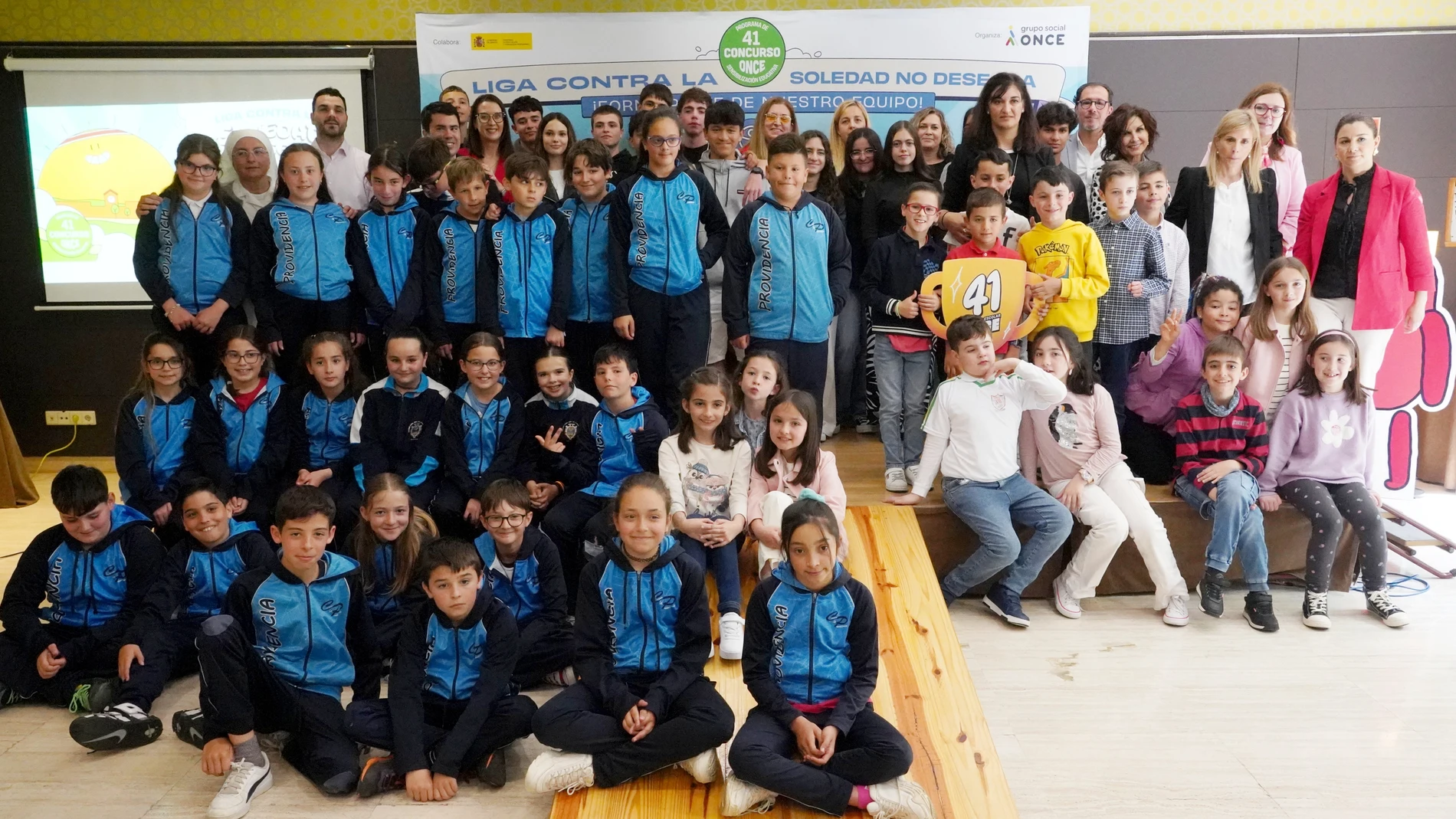 Foto de familia de los colegios ganadores
