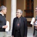  El arzobispo de Valladolid, Luis Argüello, el sacerdote y codirector del musical, Goyo Casado, y el delegado de Enseñanza de la Archidiócesis de Valladolid, Roberto Tabarés, presentan en rueda de prensa el musical ‘Si Jesús hubiera tenido Instagram’