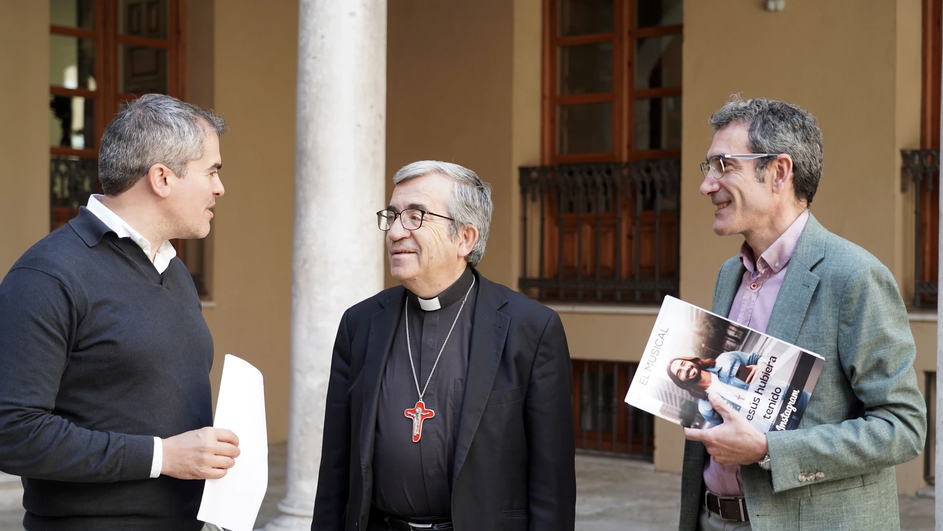 El arzobispo de Valladolid, Luis Argüello, el sacerdote y codirector del musical, Goyo Casado, y el delegado de Enseñanza de la Archidiócesis de Valladolid, Roberto Tabarés, presentan en rueda de prensa el musical ‘Si Jesús hubiera tenido Instagram’