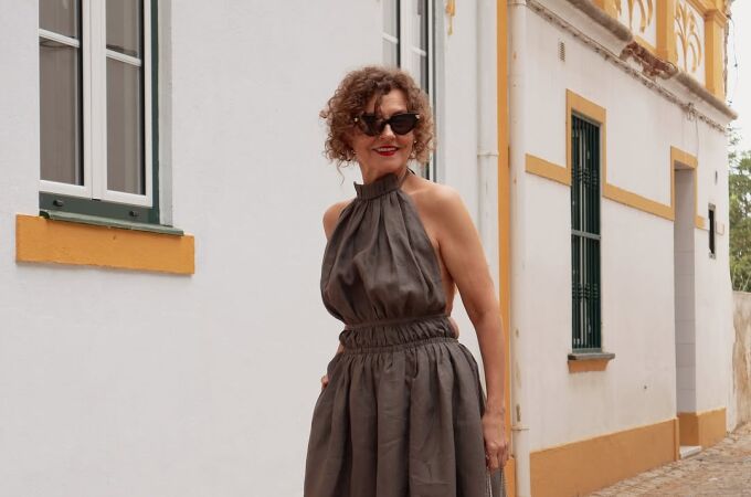 Influencer 50+ con look veraniego.