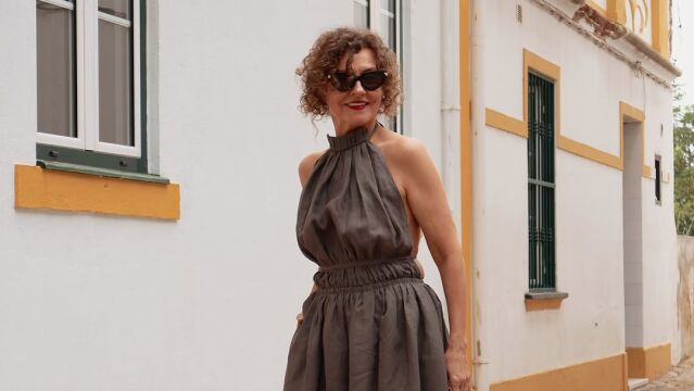 Influencer 50+ con look veraniego.