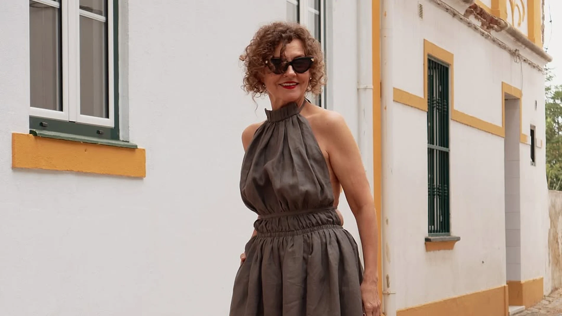 Influencer 50+ con look veraniego.