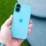 No necesita triple cámara ni 1 TB: tiene lo justo para convencer a cualquiera