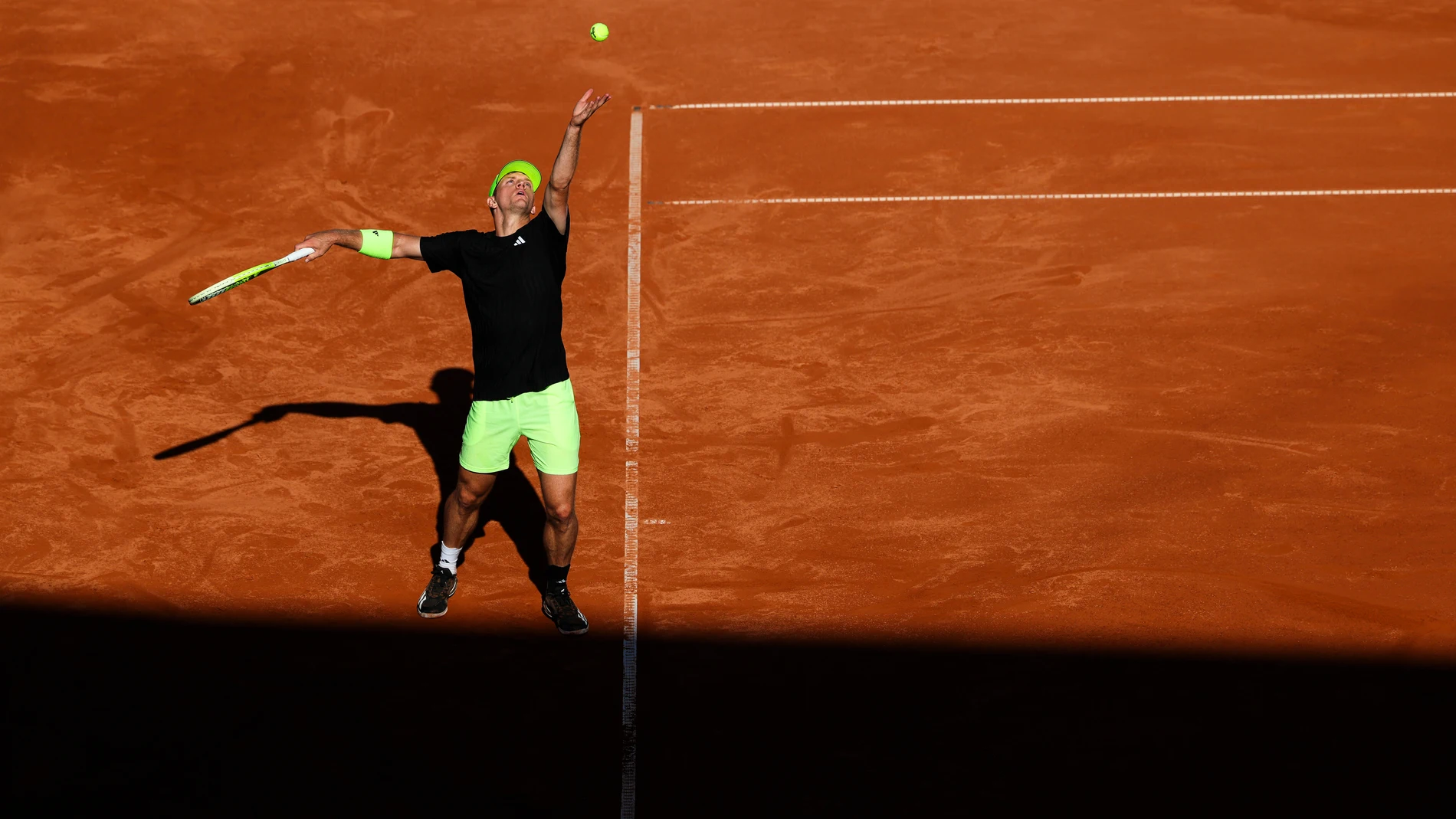 Spain's Davidovich Fokina serves to Gael Monfils of France during the first round men's singles match at the ATP Tour in Hamburg, Germany, Tuesday May 20, 2025. (Frank Molter/dpa via AP)