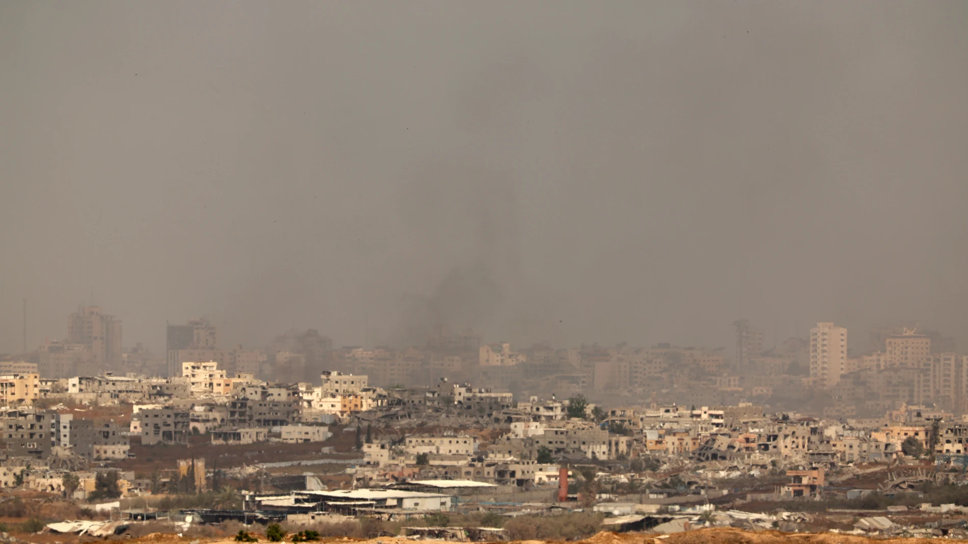 Undisclosed (Israel), 20/05/2025.- Smoke rises as a result of Israeli military shelling on the town of Beit Hanoun in the northern Gaza Strip, as seen from the Israeli-Gaza border in southern Israel, 20 May 2025. Israel's military continued to strike targets across the Gaza Strip as part of its 'Gideon's Chariots' operation. EFE/EPA/ATEF SAFADI