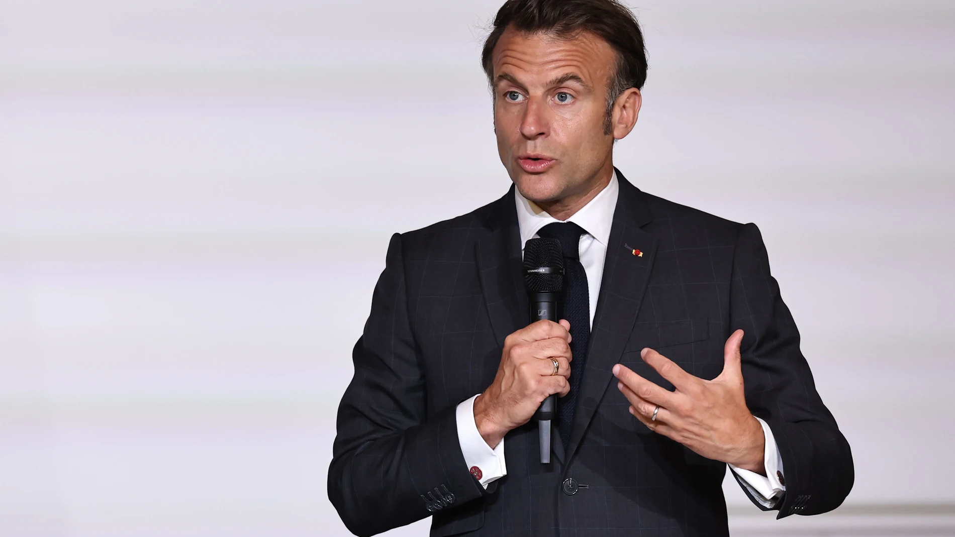 PARIS (France), 21/05/2025.- French President Emmanuel Macron speaks at the 'No to Bullying' award ceremony at the Elysee Palace in Paris, France, 21 May 2025. France's Ministry of National Education organizes each year the Non au harcelement (No to Bullying) contest in schools to raise awareness and promote values such as kindness and inclusion. (Francia) EFE/EPA/CHRISTOPHE PETIT TESSON / POOL