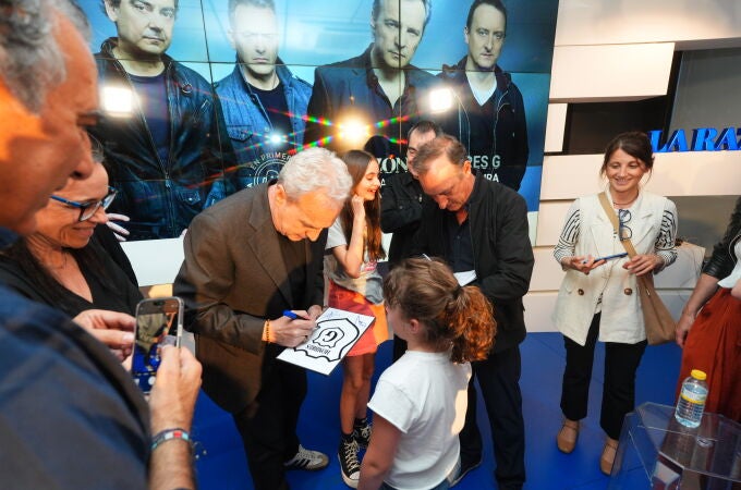 David Summer firma autógrafos durante e primer encuentro cultura de La Razón, que ha protagonizado el grupo Hombres G..