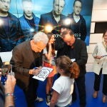 David Summer firma autógrafos durante e primer encuentro cultura de La Razón, que ha protagonizado el grupo Hombres G..
