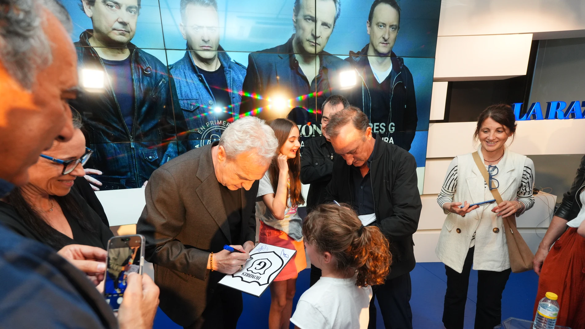 David Summer firma autógrafos durante e primer encuentro cultura de La Razón, que ha protagonizado el grupo Hombres G..