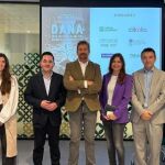 El cineasta Miguel Ángel Tobías, en el centro, con los responsables de las empresas que ayudan en la producción del documental
