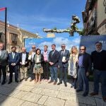 El delegado de Iberdrola en Castilla y León, Miguel Calvo; y el presidente de la Diputación de Burgos, Borja Suárez, junto a los alcaldes de los pueblos premiados