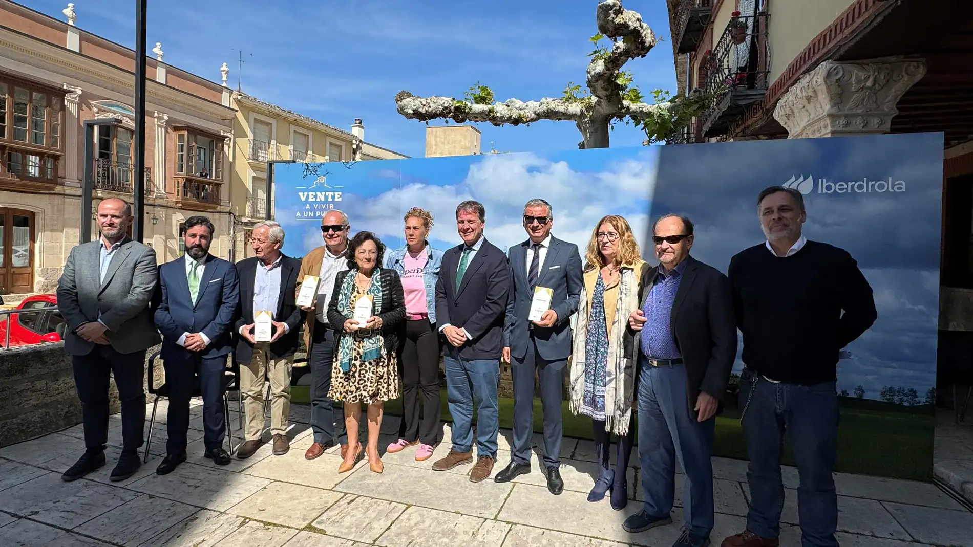 El delegado de Iberdrola en Castilla y León, Miguel Calvo; y el presidente de la Diputación de Burgos, Borja Suárez, junto a los alcaldes de los pueblos premiados