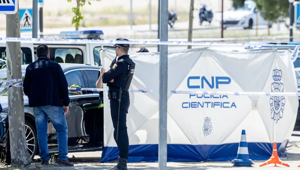 Agentes de la Policía Científica trabajan en el lugar en el que han ocurrido los hechos, a 21 de mayo de 2025, en Pozuelo de Alarcón, Madrid (España). Un hombre ha fallecido al recibir varios disparos en la puerta del Colegio Americano, los hechos se han producido tras la entrada de los alumnos a las clases, a las 9.15 horas. La víctima es Andriy Portnov, que fue asesor del expresidente ucraniano, Víktor Yanukovich, vinculado al Kremlin y refugiado en Rusia desde la revolución del Euromaidan de 2014.
