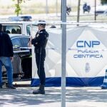 Agentes de la Policía Científica trabajan en el lugar en el que han ocurrido los hechos, a 21 de mayo de 2025, en Pozuelo de Alarcón, Madrid (España). Un hombre ha fallecido al recibir varios disparos en la puerta del Colegio Americano, los hechos se han producido tras la entrada de los alumnos a las clases, a las 9.15 horas. La víctima es Andriy Portnov, que fue asesor del expresidente ucraniano, Víktor Yanukovich, vinculado al Kremlin y refugiado en Rusia desde la revolución del Euromaidan de 2014. 