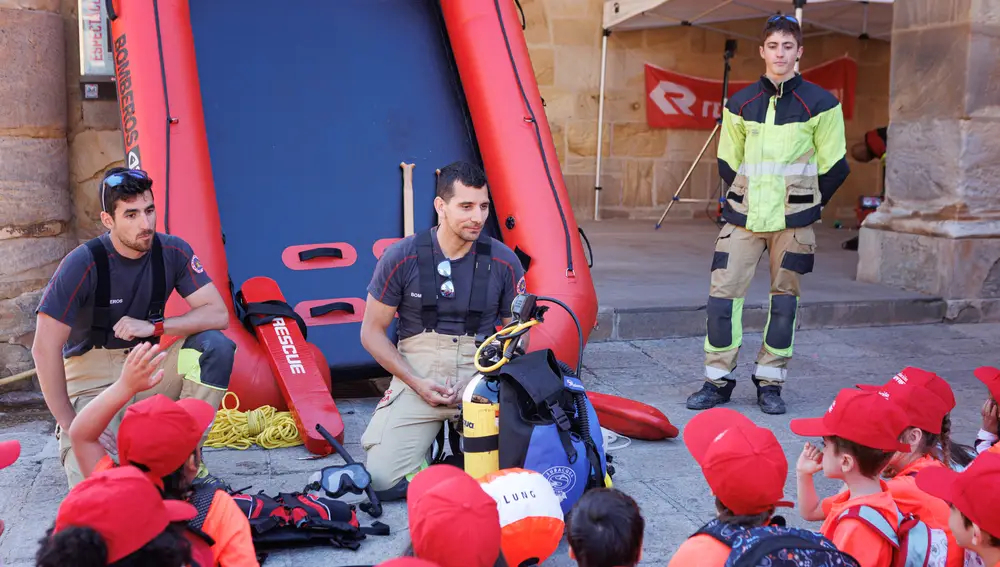 El Parque de Bomberos de Soria ha organizado dentro de este Congreso una jornada divulgativa en la Plaza Mayor, dirigida a todos los escolares de educación infantil y primaria de la ciudad