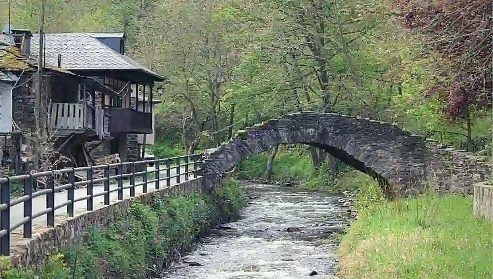 Puente sobre el río en Valdefrancos, dentro del Valle del Silencio