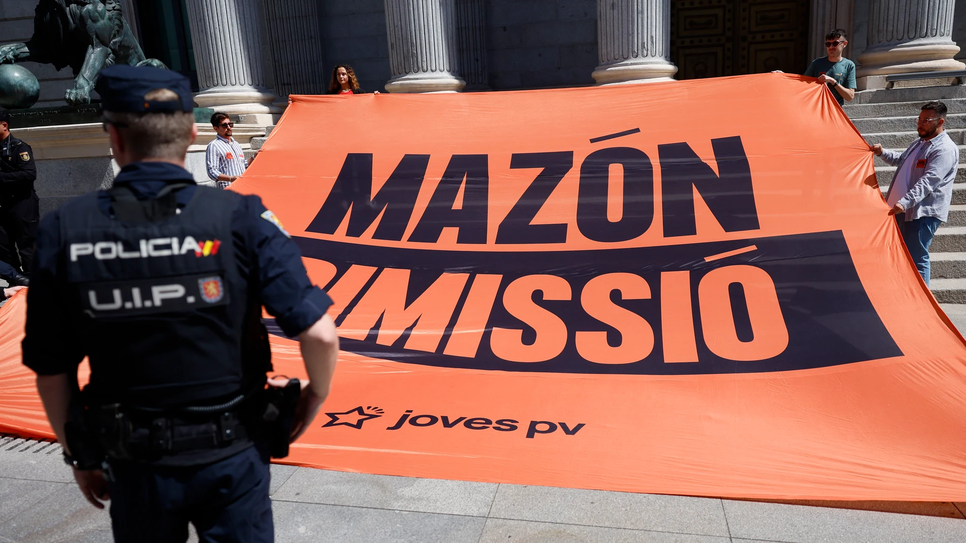 MADRID, 21/05/2025.- Compromís ha desplegado este miércoles una pancarta en la que se lee 'Mazón dimisión' en la puerta de los leones del Congreso, donde arranca hoy la comisión de investigación sobre la dana. EFE/ Mariscal