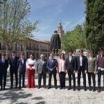 Santonja, Victorino Martín y Santoyo junto a los novilleros participantes