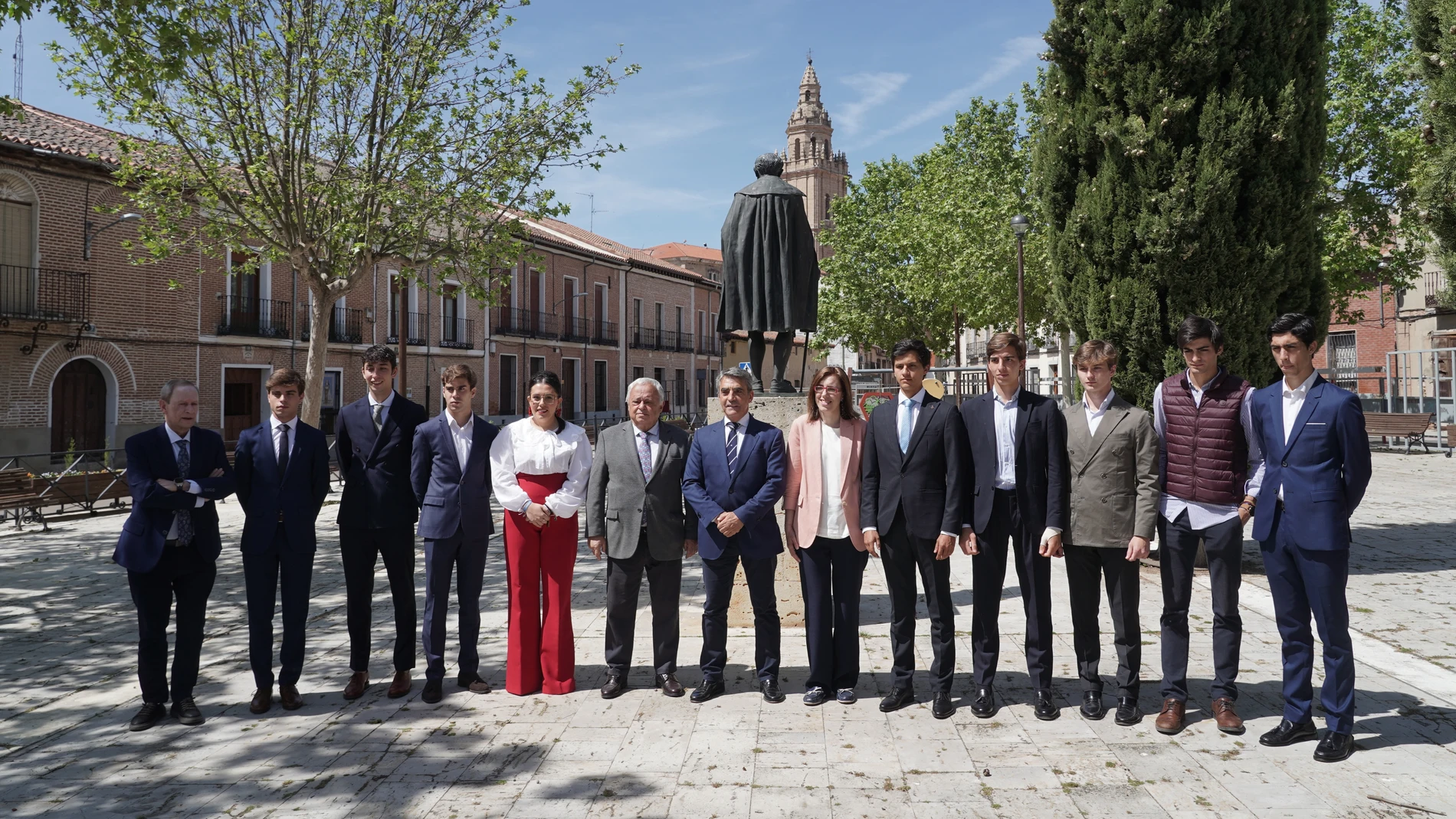 Santonja, Victorino Martín y Santoyo junto a los novilleros participantes