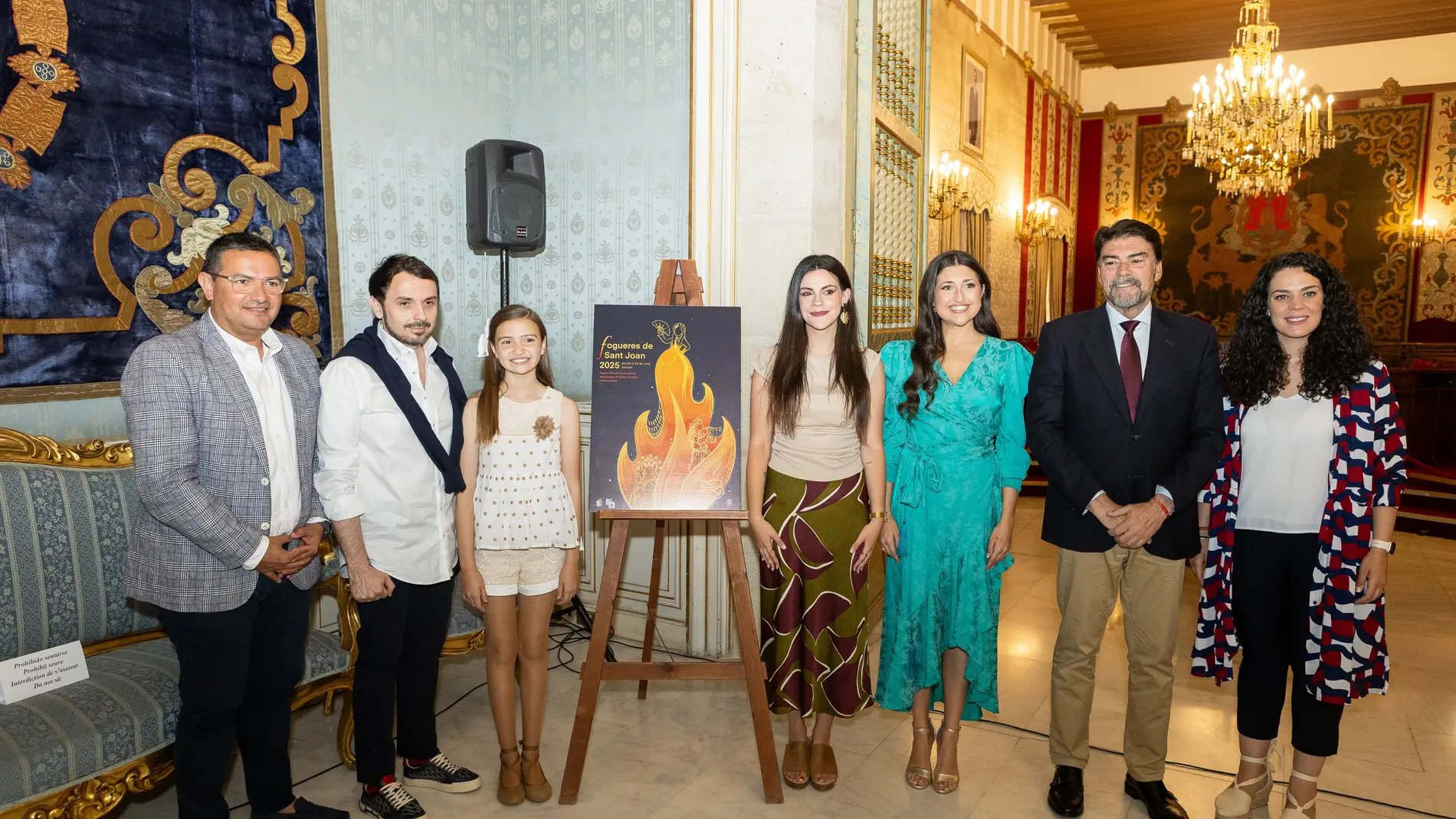 Acto de presentación del cartel de las Hogueras de San Juan y del pregonero de las fiestas hoy en el Ayuntamiento
